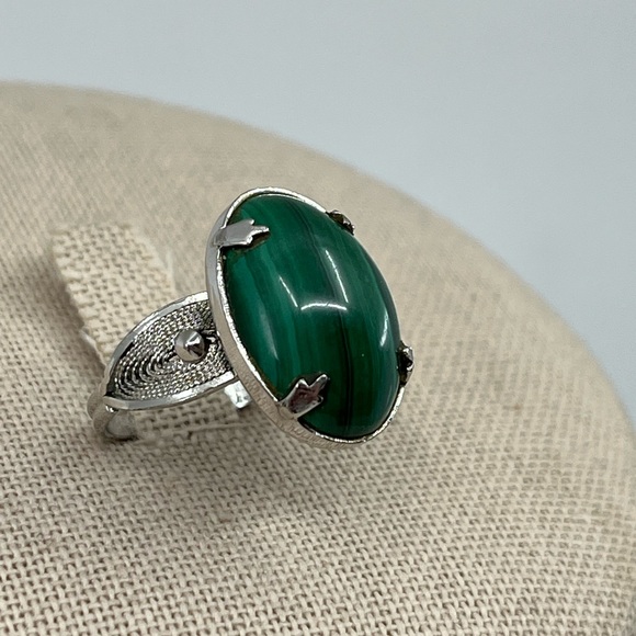 Vintage Sterling Silver Green Malachite Ring, Prong-Set Oval, Size 7 - Picture 6 of 13